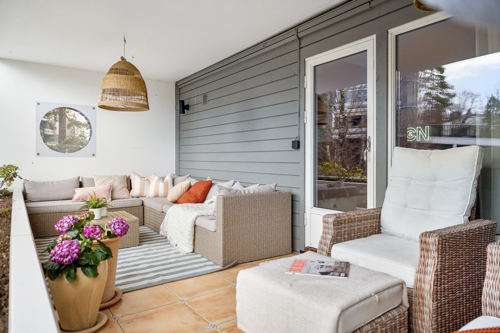 Terrassen med adkomst fra stuen ligger sydvestvendt med gode solforhold. Galleribilde