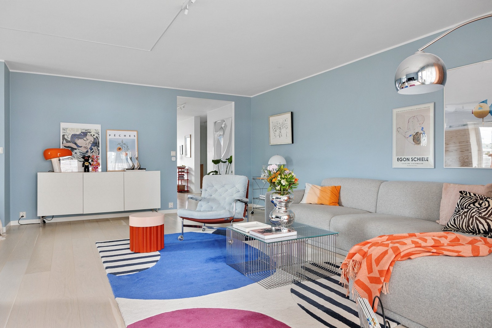 Leiligheten er lys og gjennomgående med stue i den ene enden og spisestue/kjøkken i åpen løsning i den andre, begge med tilgang til terrasse. Galleribilde