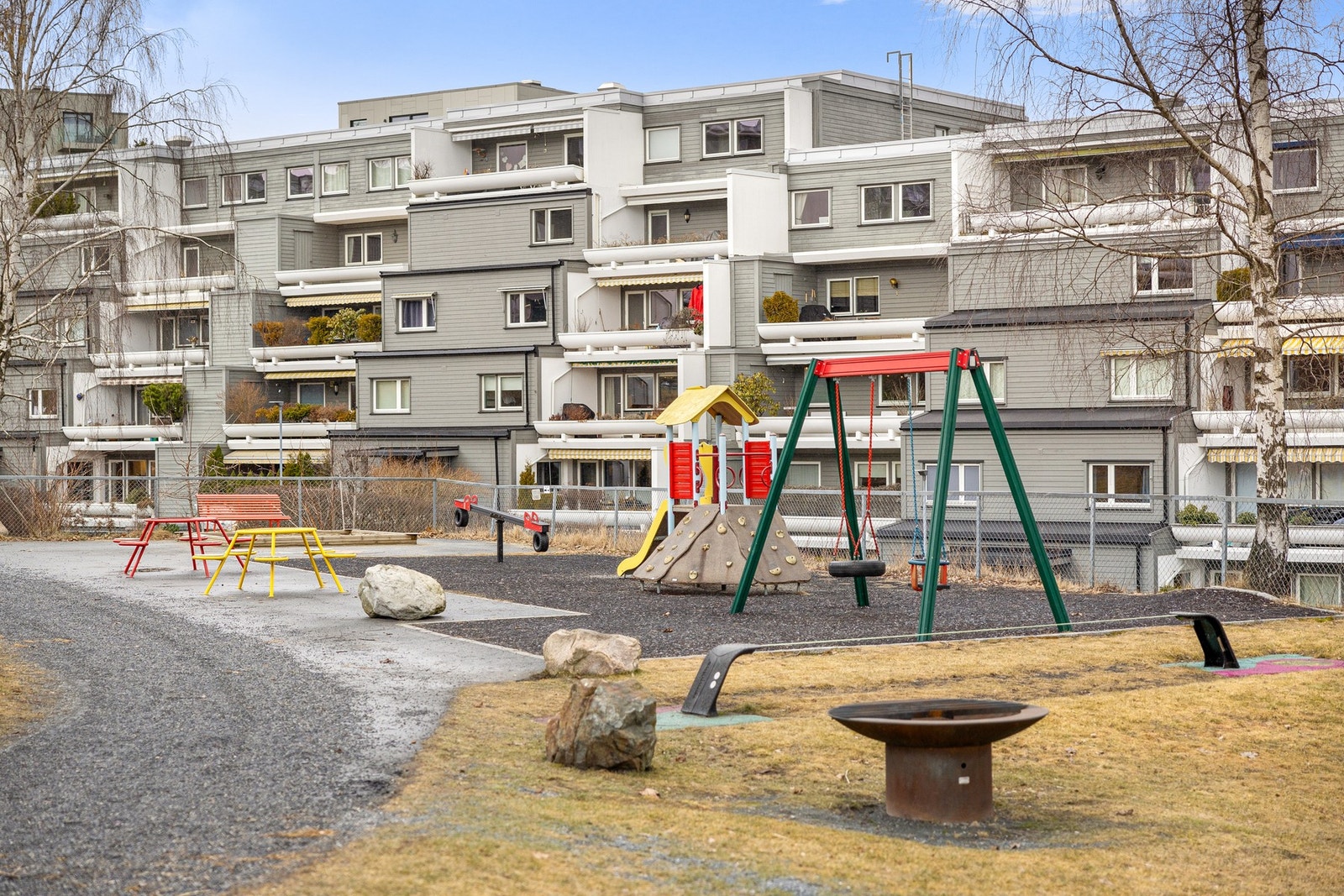 Beliggende i et ettertraktet sameie med omfattende fellesarealer, inkludert velholdte grøntområder og lekeplasser. Galleribilde