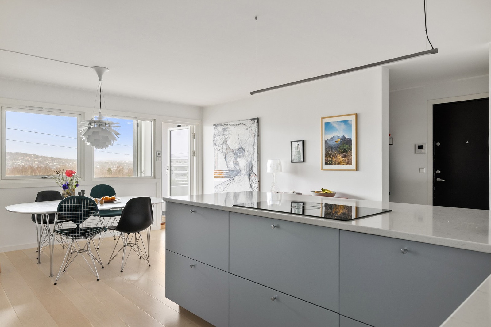 Spisestue og kjøkken danner et hyggelig oppholdsrom med plass til middagsbord og godt med lysinnslipp fra store vinduer. Galleribilde