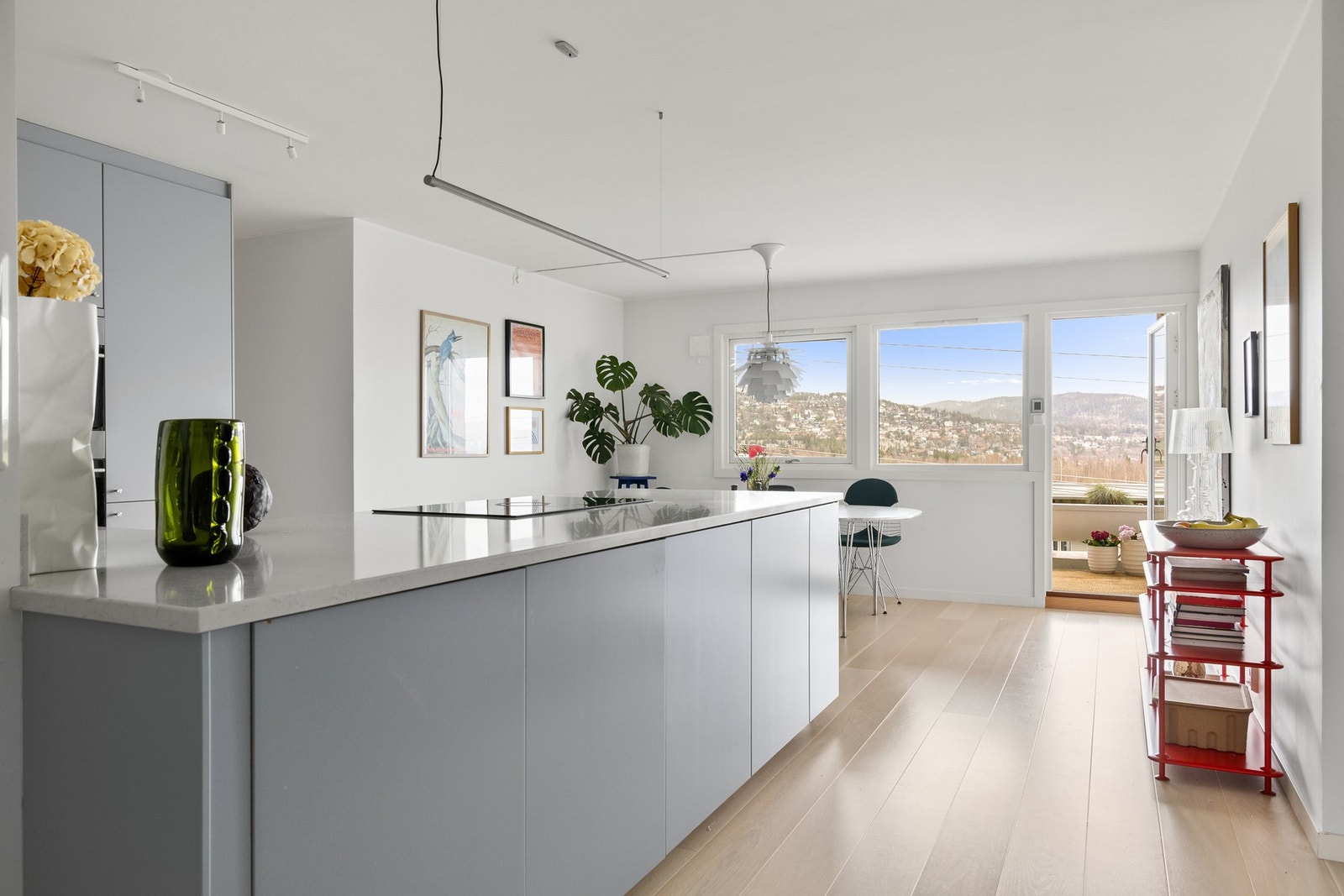 Kjøkkenet er sikret med Waterguard-system og automatisk stengeventil, samtidig som det byr på rikelig med stikkontakter. Galleribilde