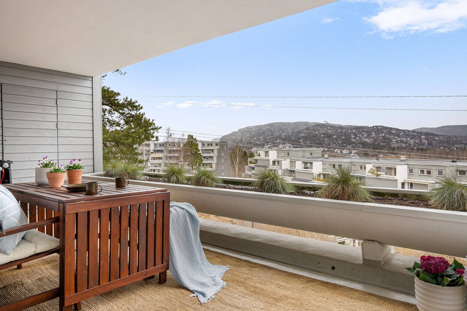 Østvendt terrasse tilgjengelig fra kjøkkenet, tilbyr en sval og behagelig uteplass for å nyte lange grillkvelder. Galleribilde