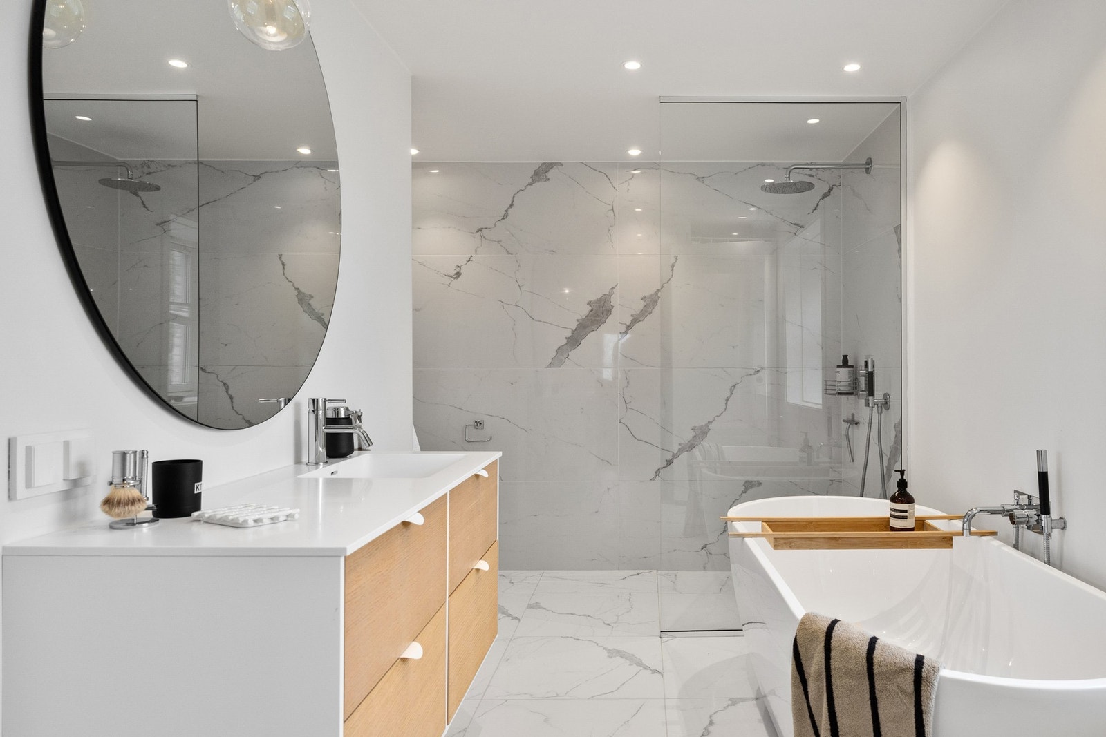 Badet, oppusset i 2019, fremstår luksuriøst med fantastiske marmorfliser og himling med downlights som gir god belysning. Galleribilde