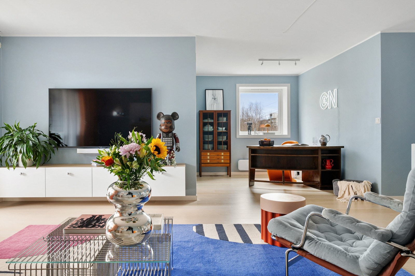 Med store vinduer mot terrassene og ekstra lysinnslipp fra gavlveggen, nyter denne endeleiligheten godt med naturlig lys. Galleribilde