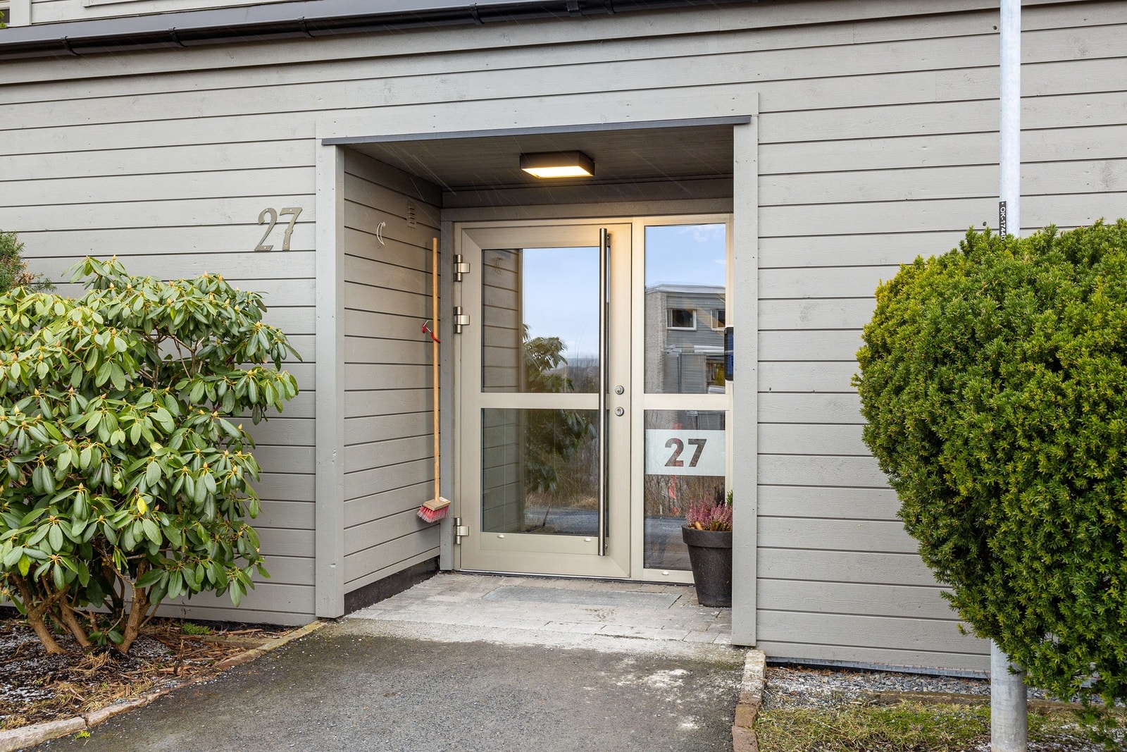 Leiligheten er plassert på enden av bygget og nyter godt av en rolig, intern beliggenhet i et hovedsaklig bilfritt område. Galleribilde