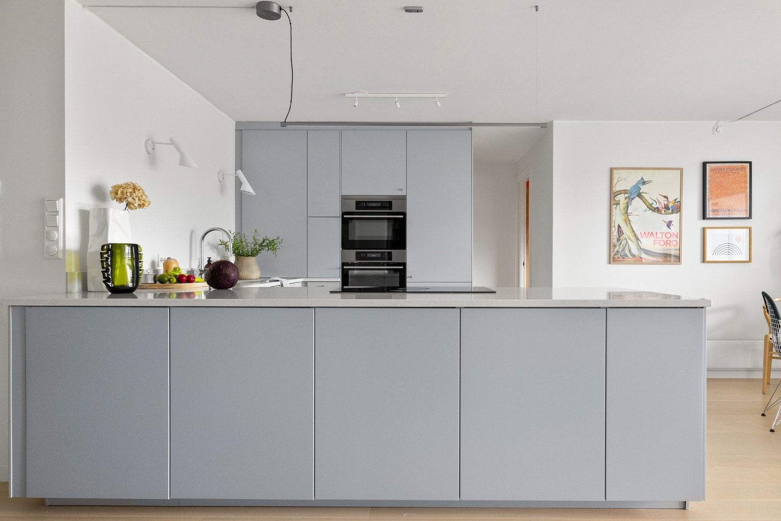 Kjøkkenet har slitesterk kompositt benkeplate med oppvaskkum og bred induksjonstopp. Galleribilde