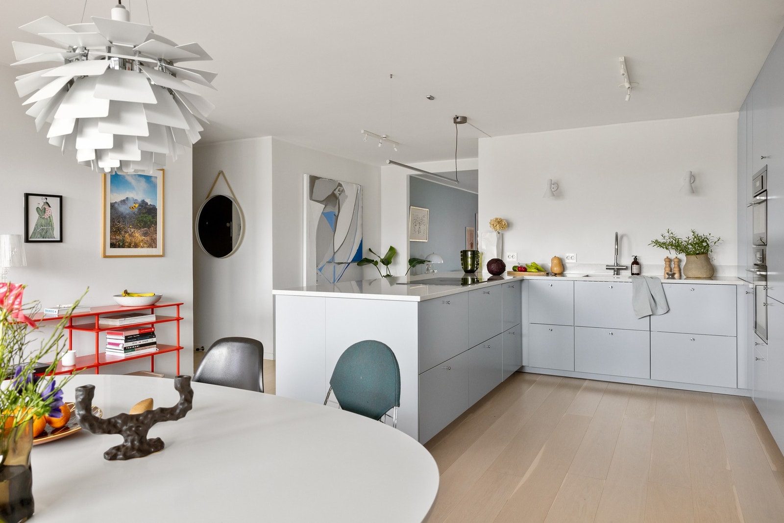 Moderne kjøkken fra 2019, elegant med glatte fronter og en fint plassert kjøkkenhalvøy, perfekt for både matlaging og sosiale stunder. Galleribilde