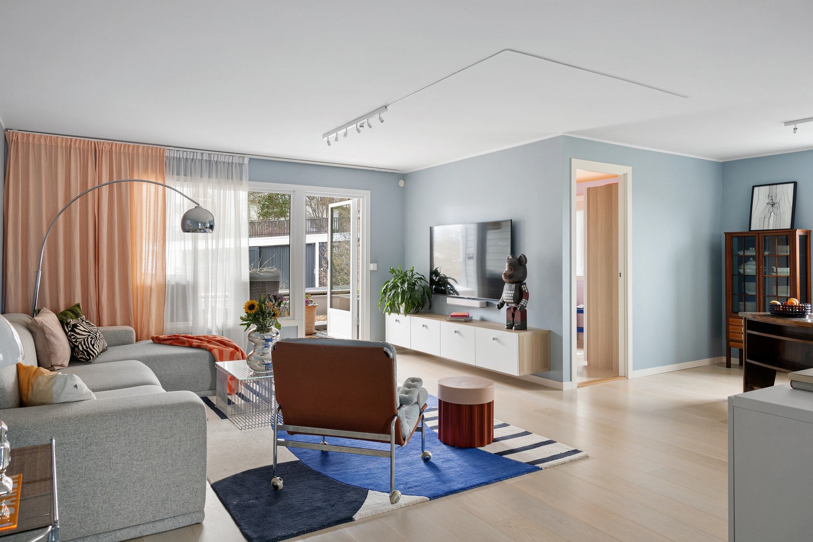 Leiligheten tilbyr en effektiv planløsning med innbydende fellesrom for sosialt samvær og private soner for avslapning. Galleribilde