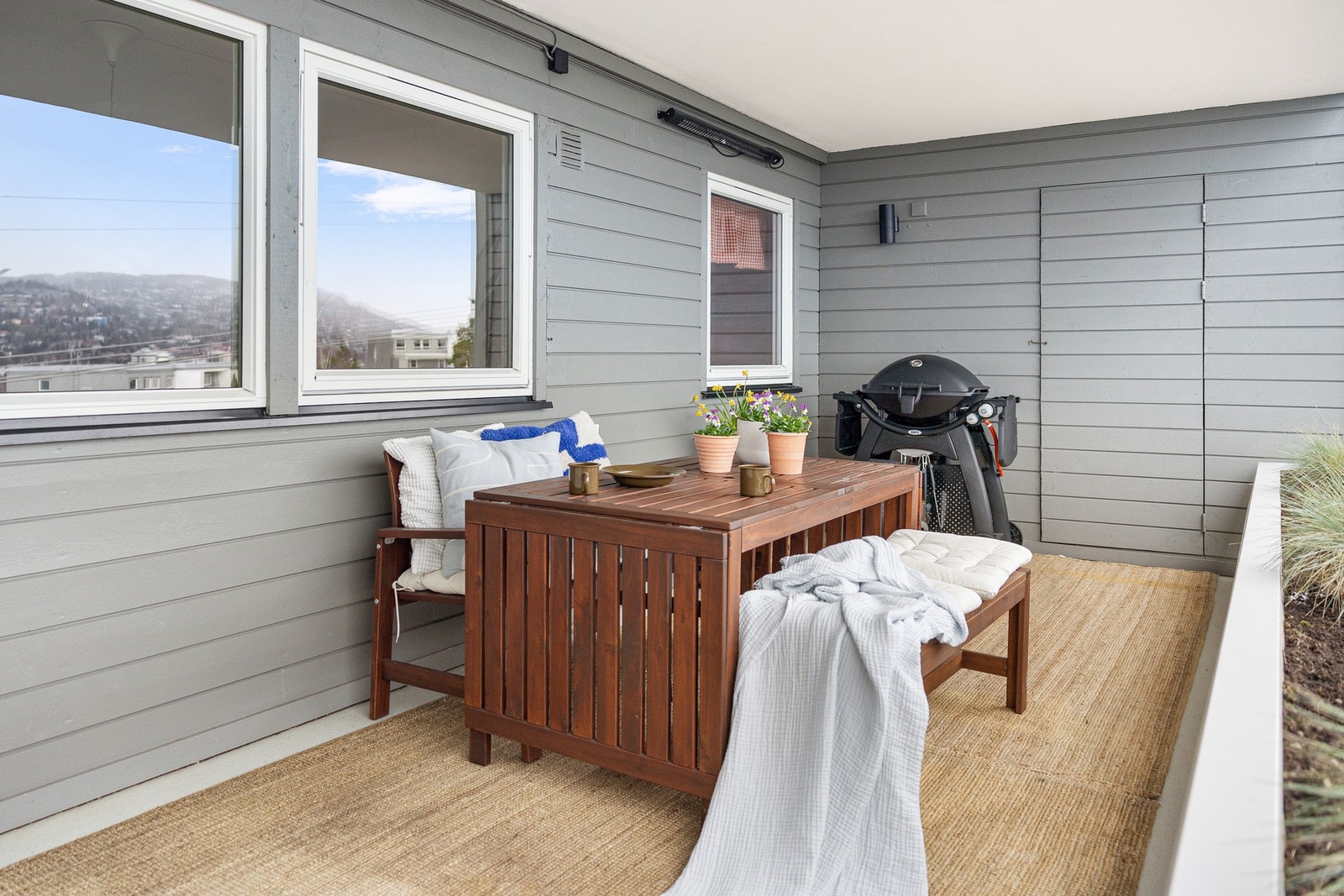 Praktiske uteboder på begge terrassene tilbyr god lagringsplass, sammen med en ekstra bod plassert rett ved garasjeplassen. Galleribilde