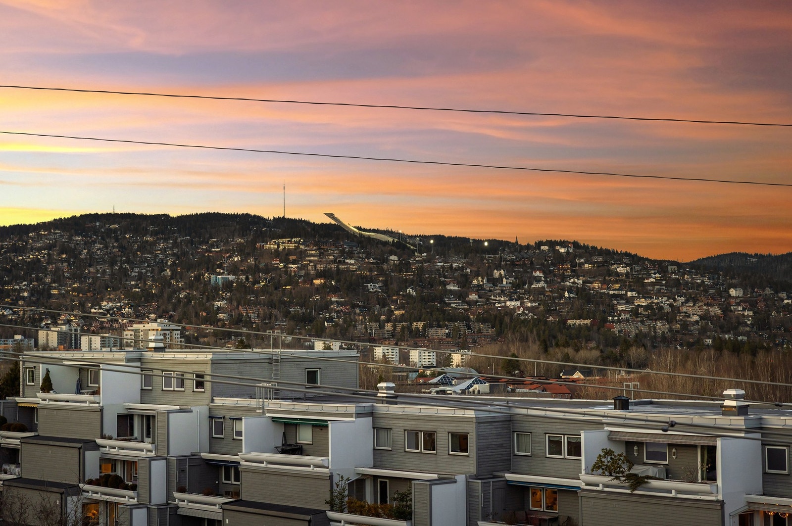 Leiligheten byr på solrike terrasser plassert i begge ender, og en avskjermet og fredelig plassering internt i sameiet. Galleribilde