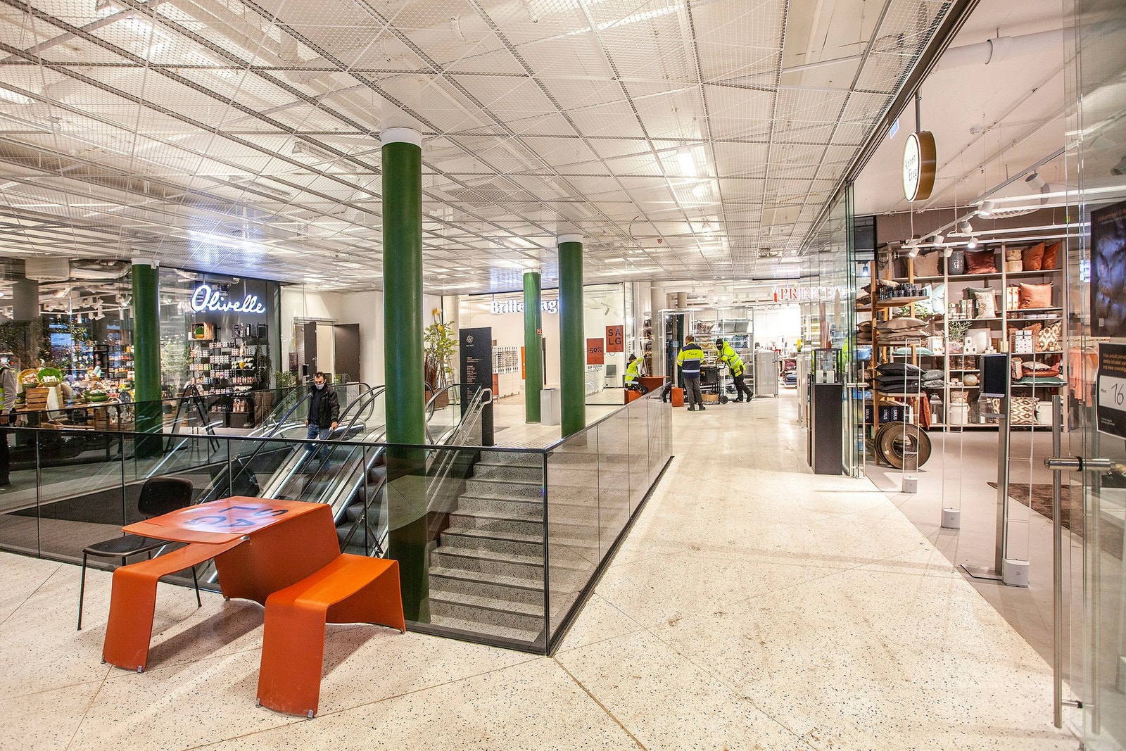 Røa Torg kjøpesenter med en rekke butikker, bl.a. vinmonopol, apotek og stor Coop Mega butikk. Galleribilde