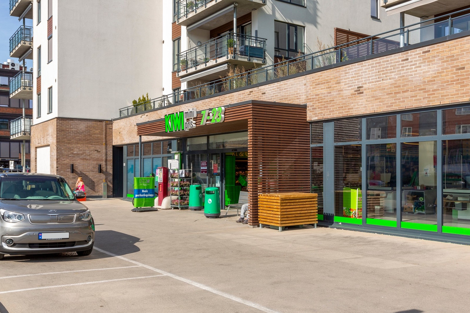 Det er flere dagligvareforretninger i området. Nærmeste er Joker Ullerntoppen/Rema 1000 i Aslakveien. På Røa finner du ytterligere butikker med bl.a. Kiwi. Galleribilde