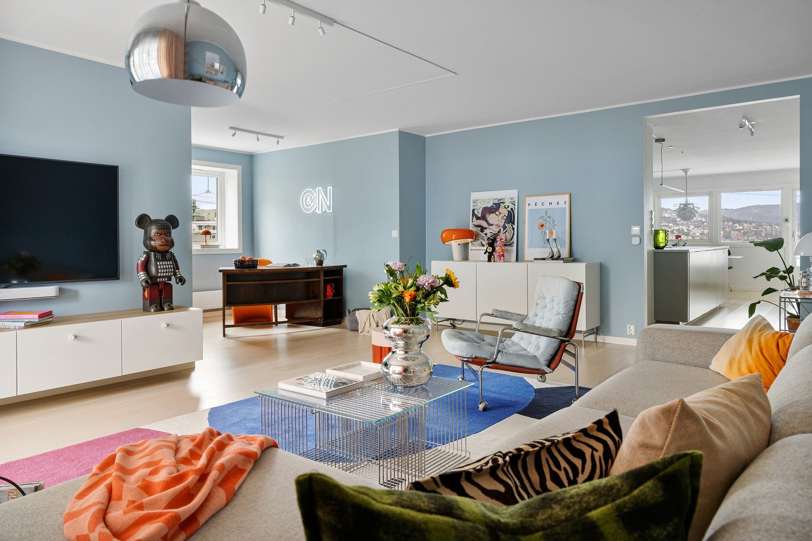 Leiligheten er gjennomgående med terrasser mot både nordøst og sørvest, noe som sikrer solrike forhold gjennom hele dagen. Galleribilde