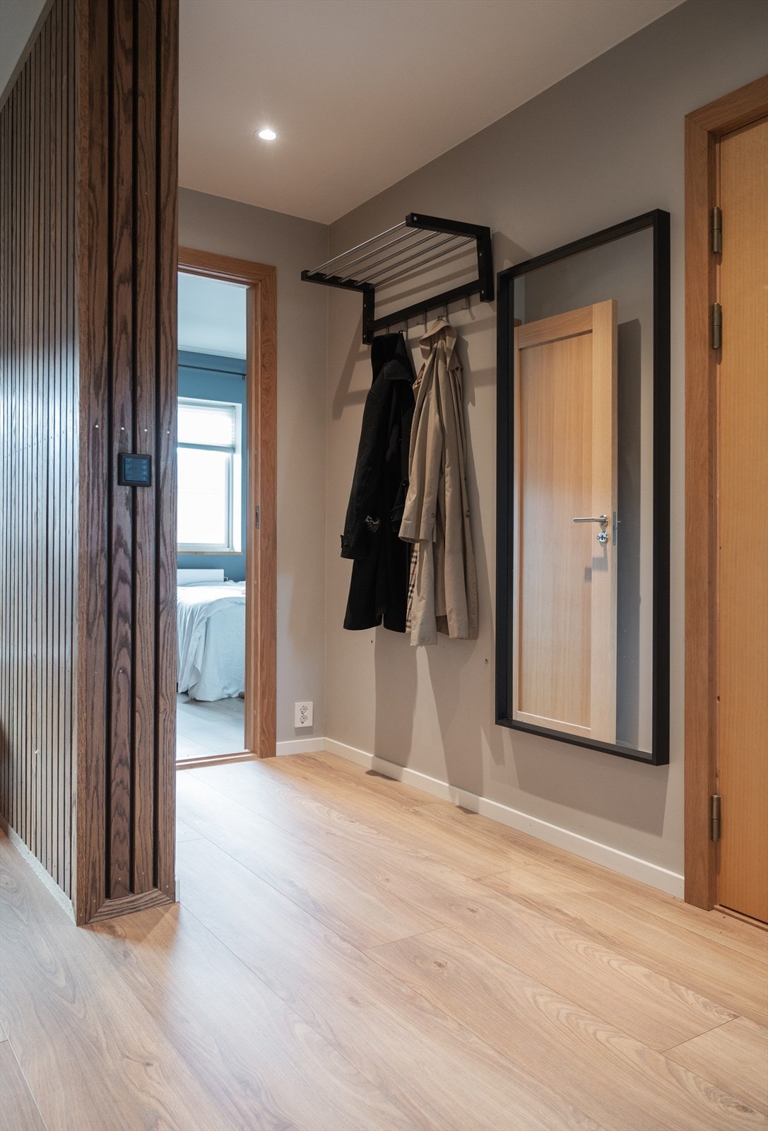 Romslig entré med god plass til å henge opp jakker og sette fra seg sko. Galleribilde