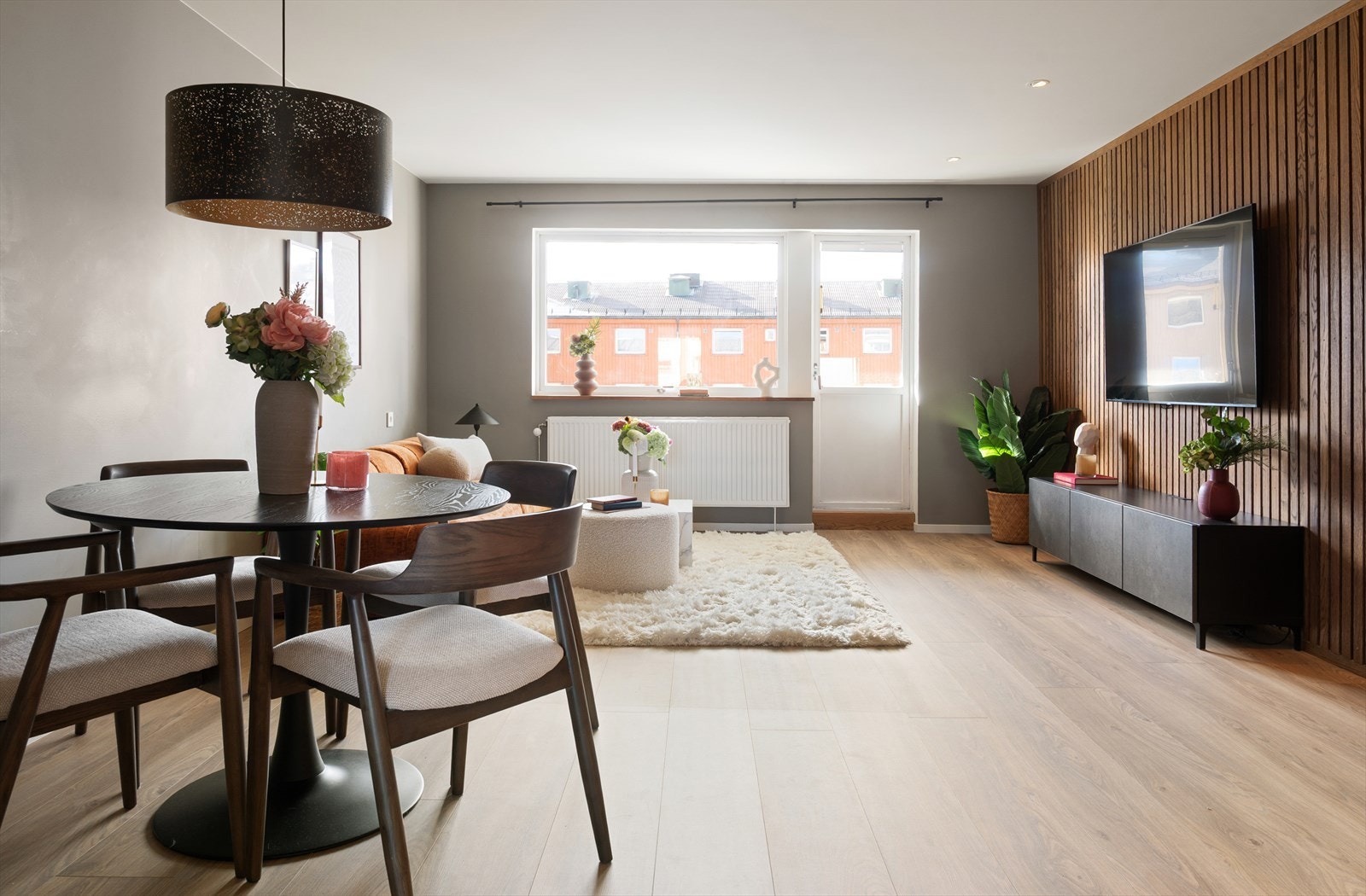 Vindusflatene gir rikelig med naturlig lysinnslipp. Galleribilde