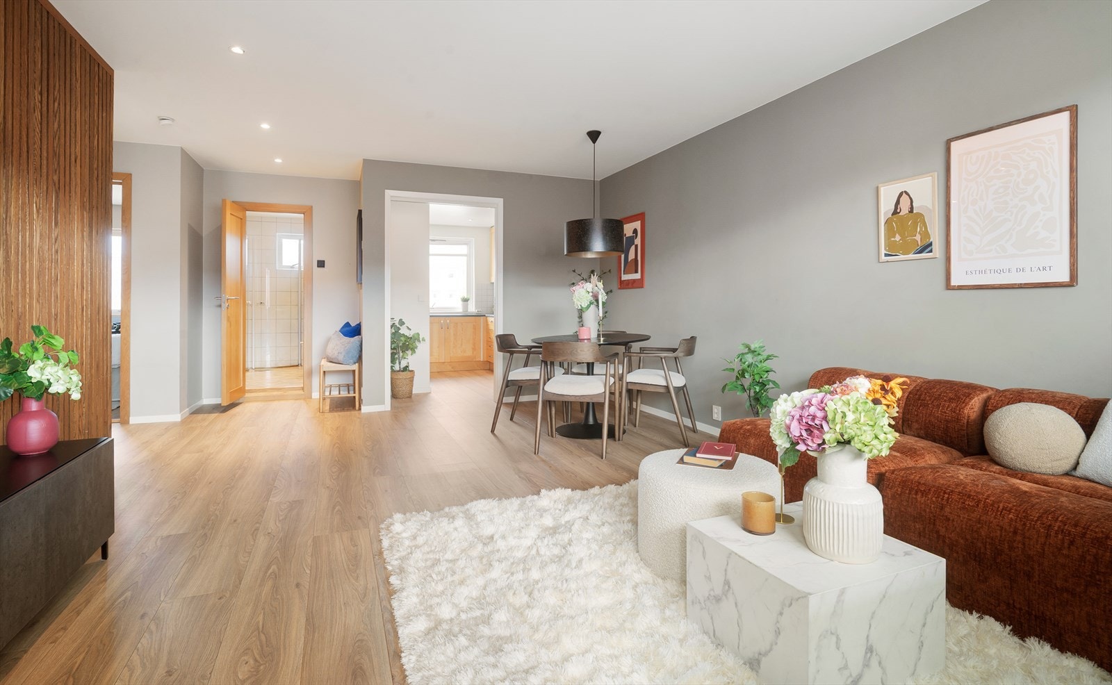 Praktisk planløsning som gir god plass til både en spise- og sittegruppe. Galleribilde