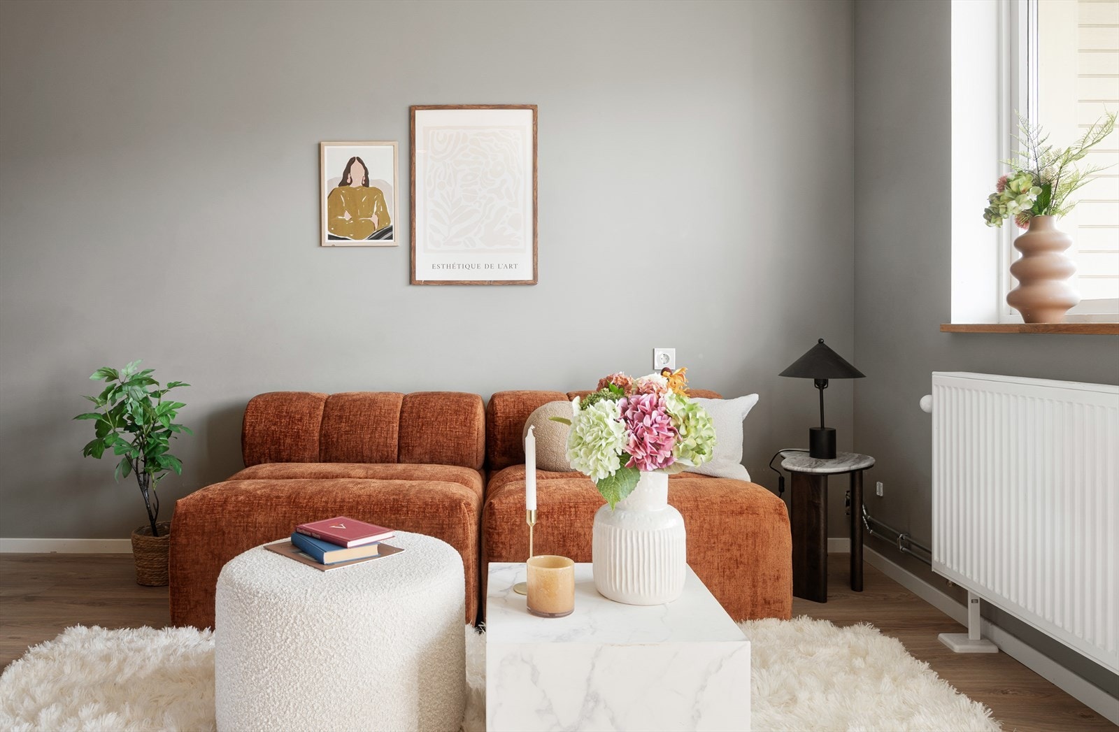 I stuen er det god plass til en sofaseksjon annen ønskelig innredning. Galleribilde