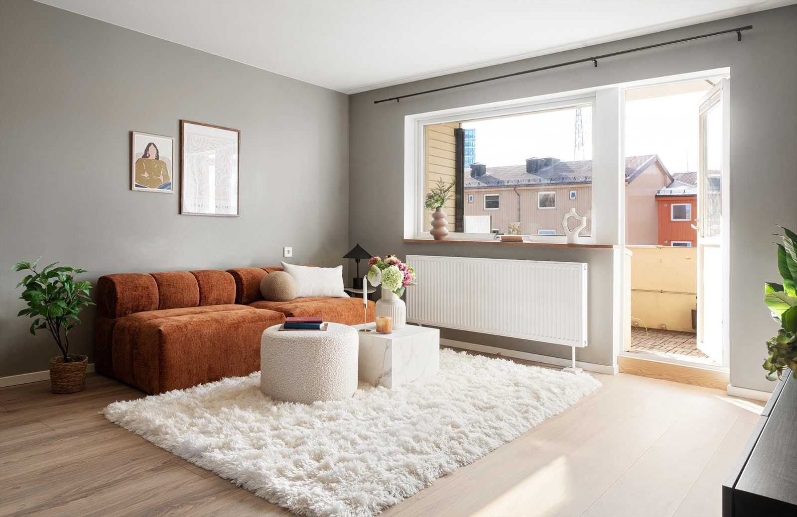 Fra stuen har man direkte adkomst til den solrike balkongen. Galleribilde