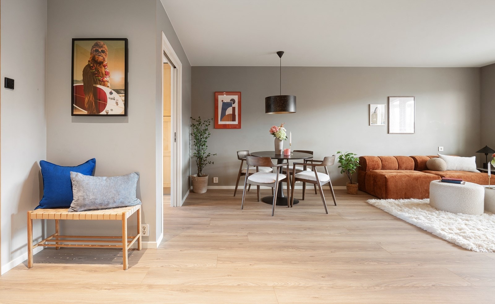 En lys og innbydende 3-romsleilighet med separat kjøkken og solrik balkong. Galleribilde