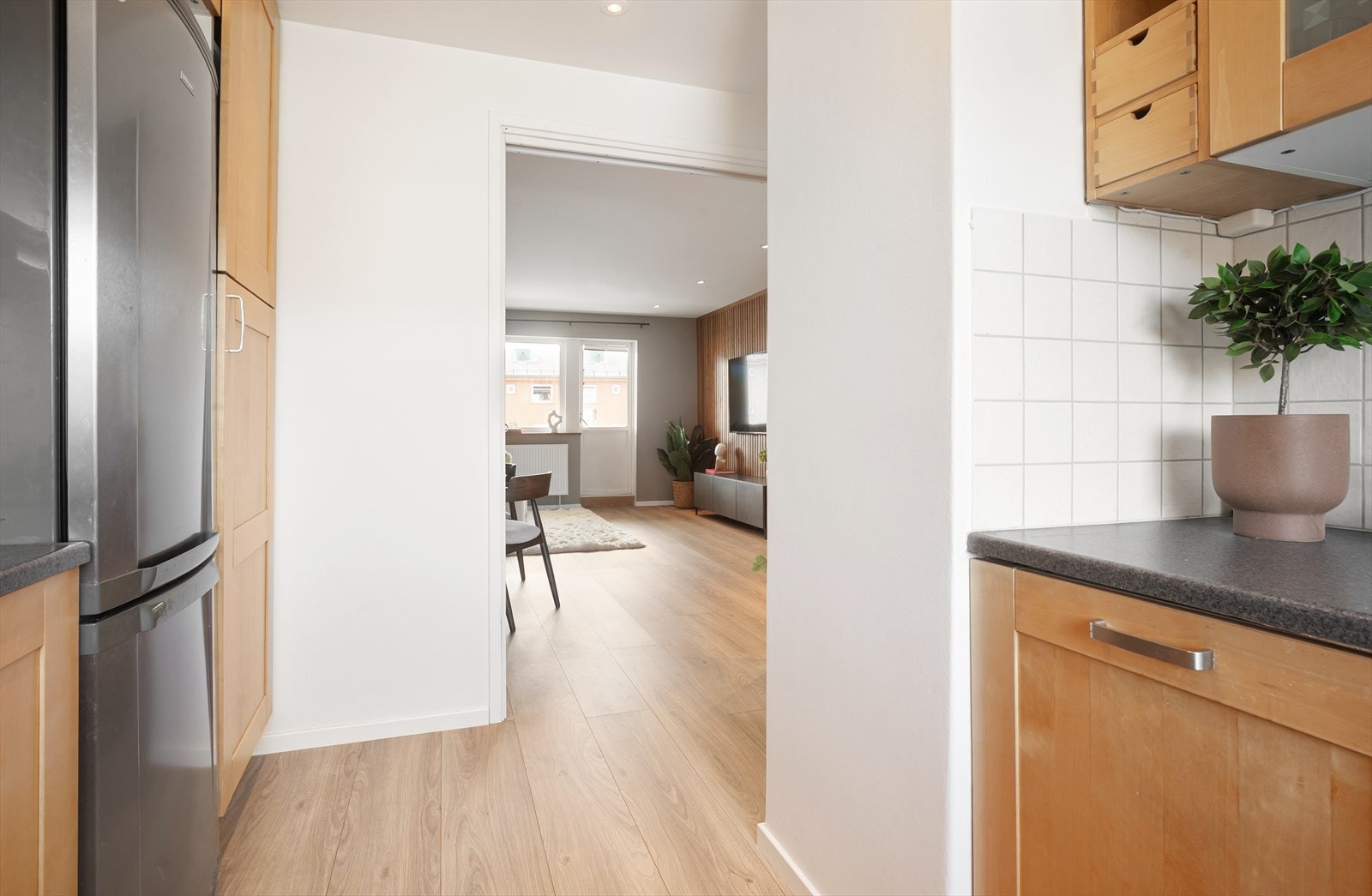 Kjøkkenet er delvis adskilt fra stuen og kan også lukkes helt med en skyvedørsløsning. Galleribilde