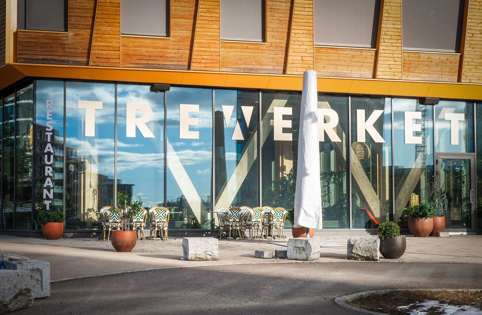 Det er flere service- og serveringssteder i gangavstand fra leiligheten. Galleribilde