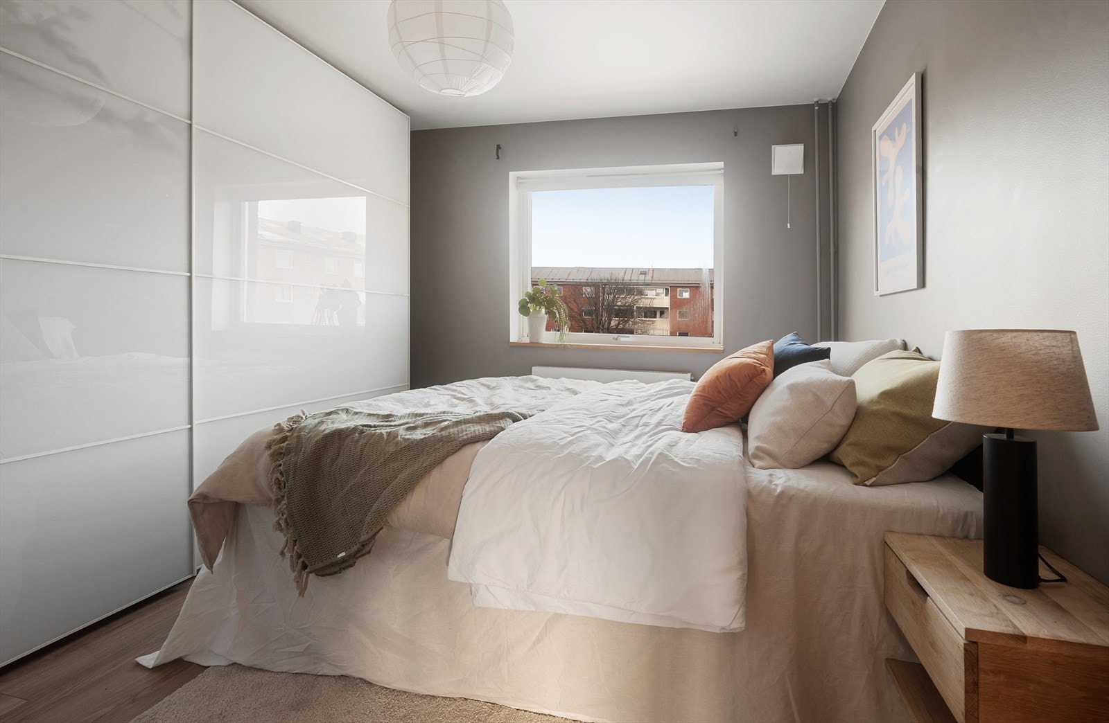 Her er det montert et praktisk garderobeskap som bidrar til gode oppbevaringsmuligheter. Galleribilde