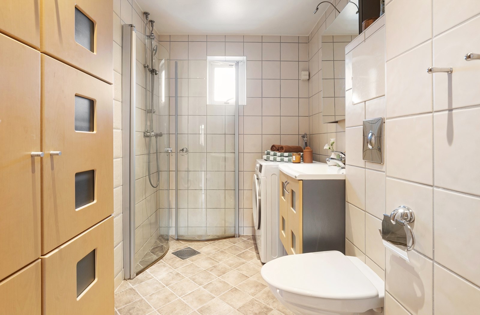 Lyst og pent flislagt med varmekabler i gulv fra 2007. Galleribilde