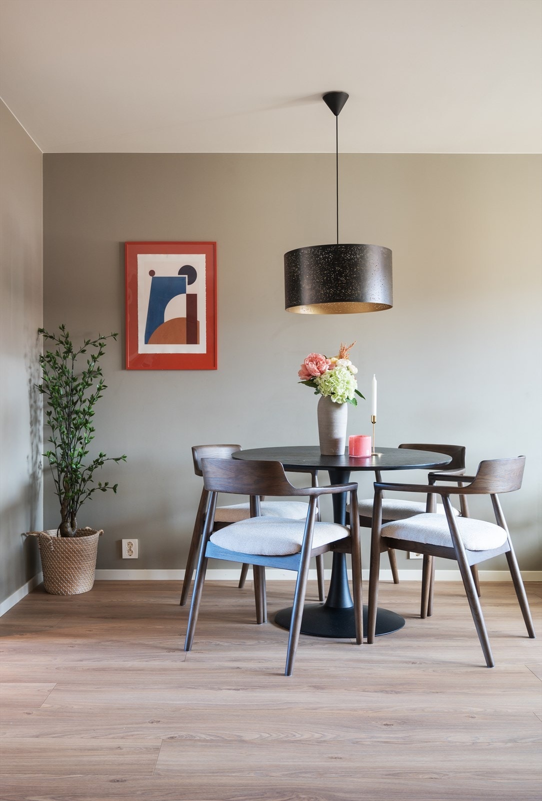 Lys og luftig stue med plass til spisebord, perfekt for middagsbesøk! Galleribilde