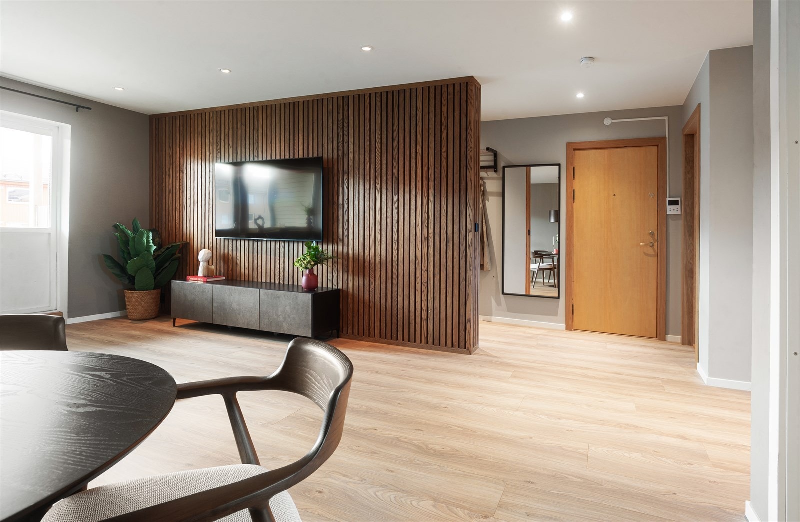 Lekker spilevegg som gir stuen et unikt og stilfullt preg. Galleribilde