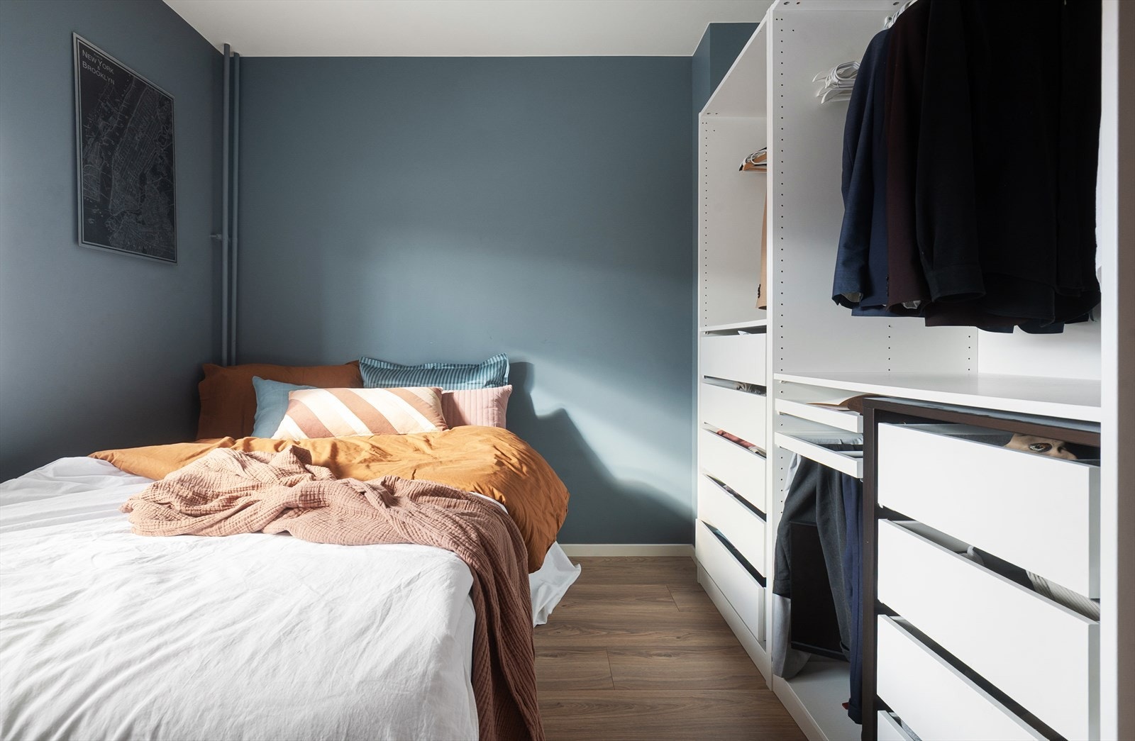 Rommet har en praktisk garderobeløsning, som gir gode oppbevaringsmuligheter. Galleribilde