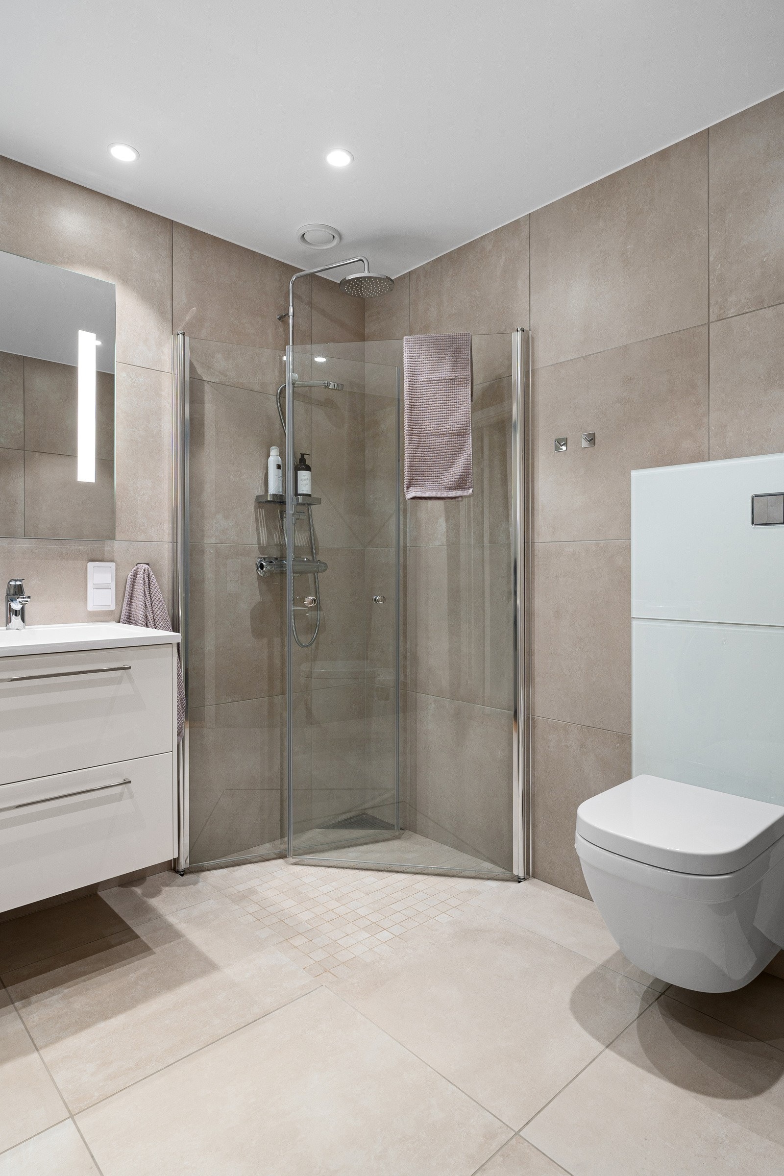 Baderomsinnredning med tilstrekkelig med oppbevaringsplass. Galleribilde