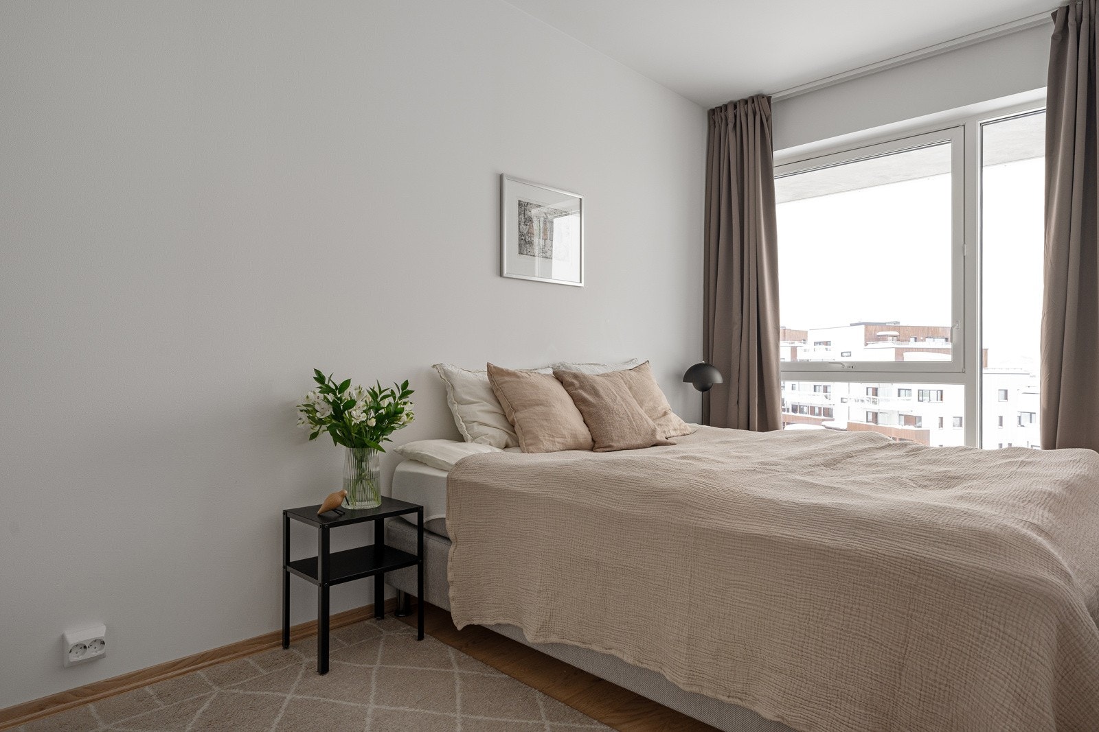 Soverommet framstår luftig og har plass for stor seng med nattbord. Galleribilde