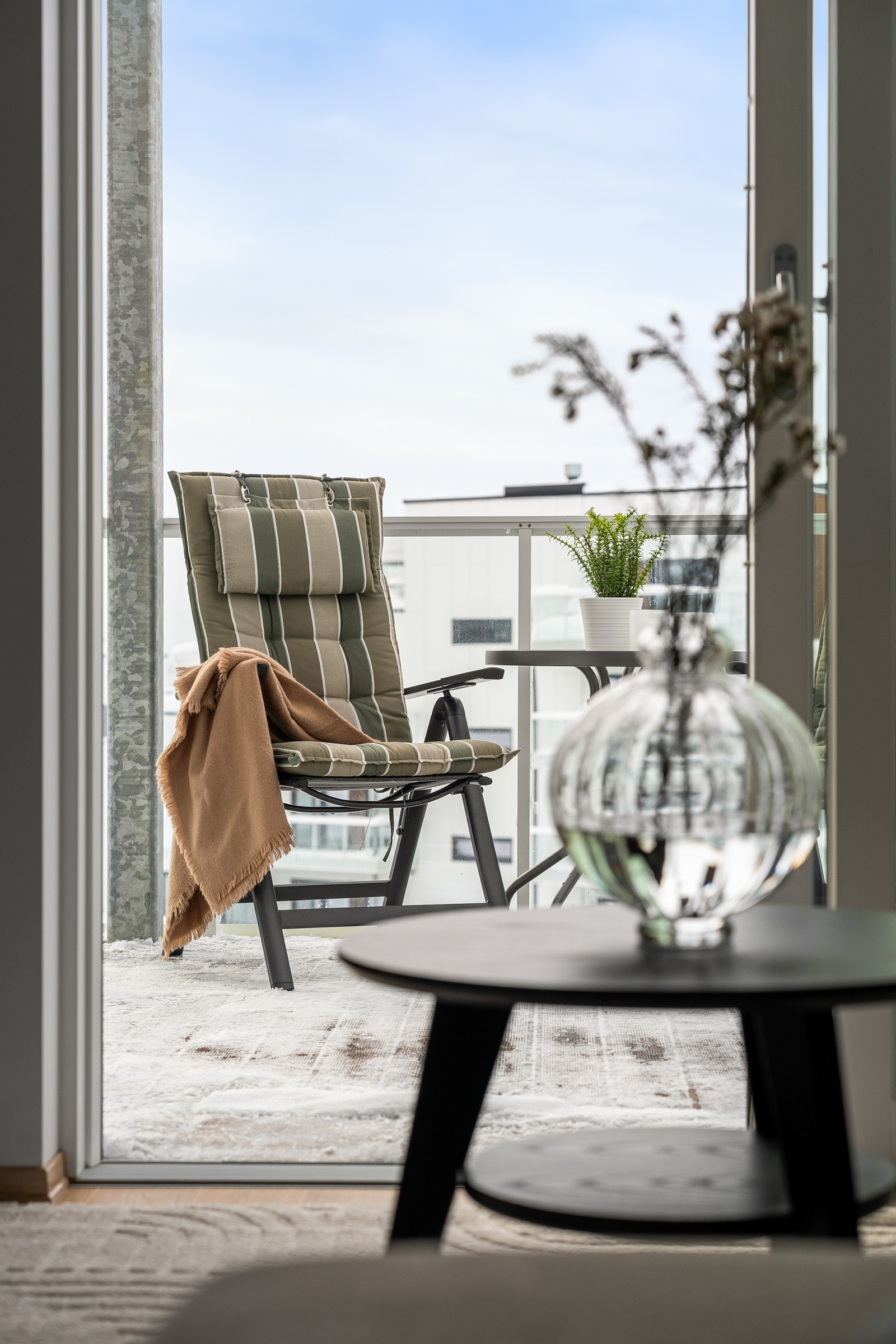 Fra stuen er det utgang til en vestvendt balkong. Galleribilde