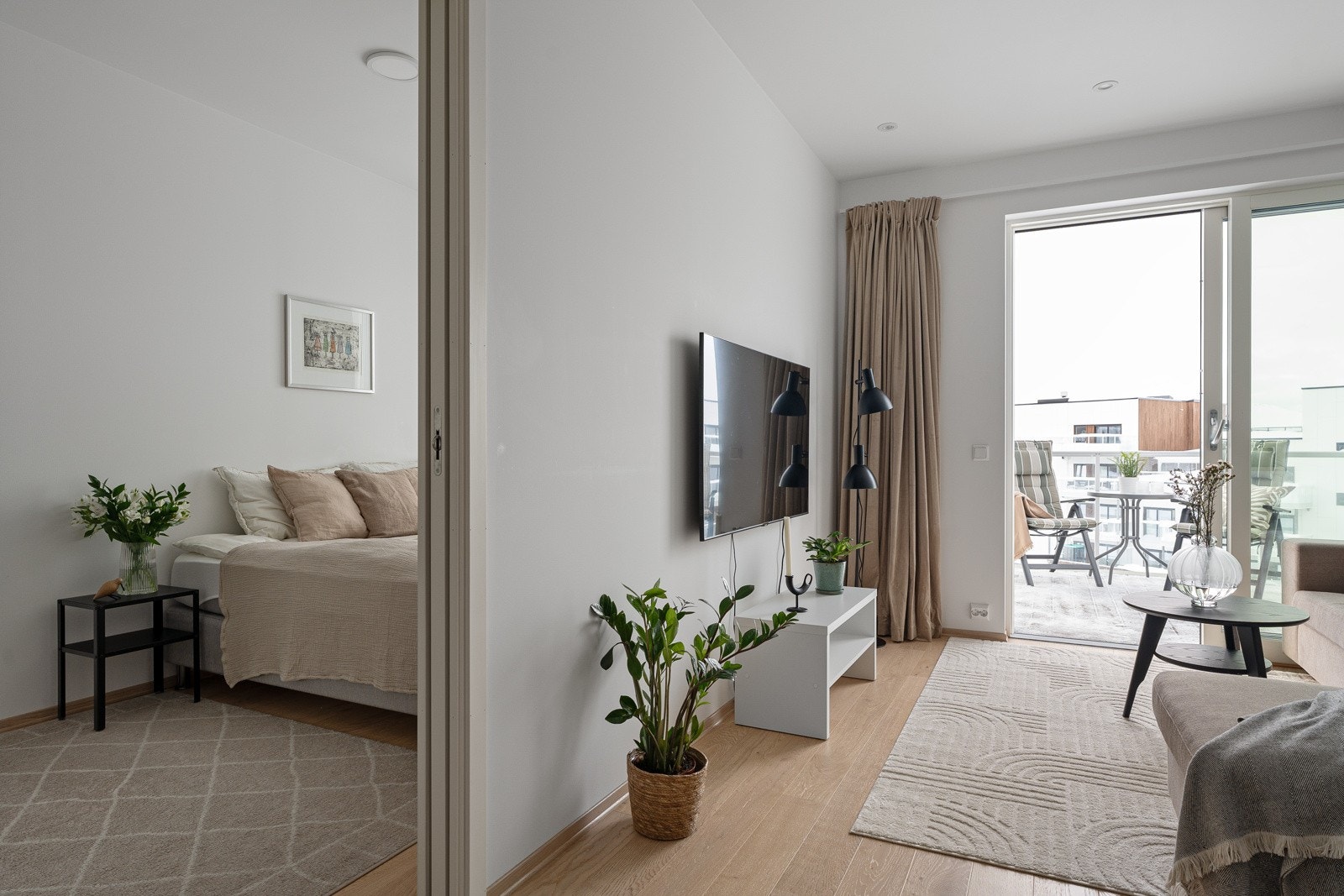 Generøs takhøyde og store vindusflater gjør at rommet føles stort. Galleribilde