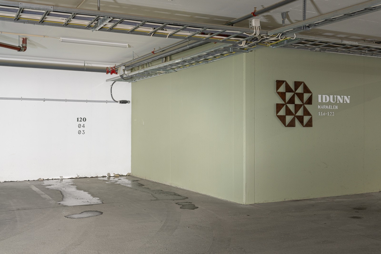 Fast parkeringsplass i felles garasjeanlegg. Her er det også mulighet for å montere elbil-lader. Det er også innendørs gjesteparkering i garasjeanlegget med appstyrt portåpner. Galleribilde