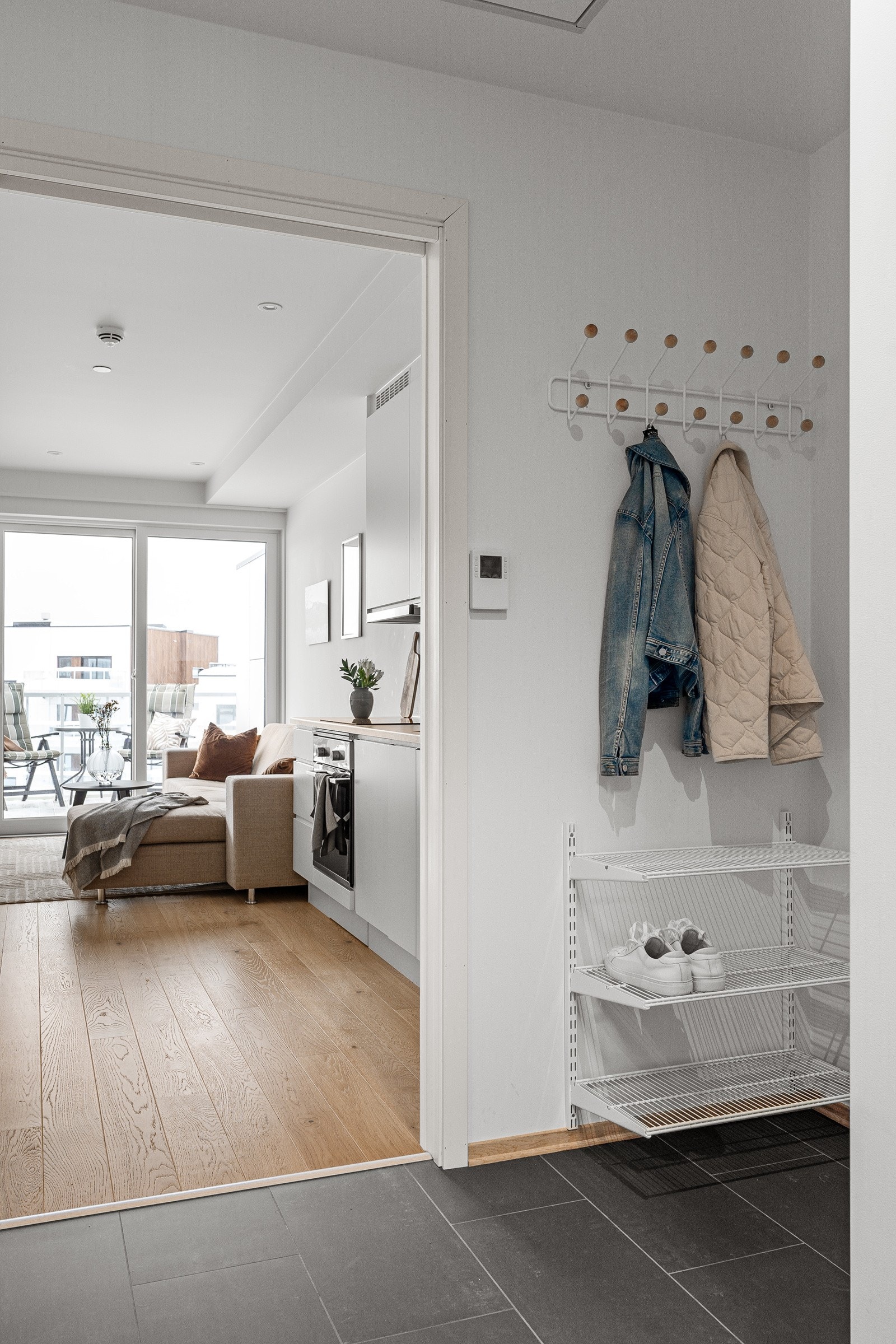 Velkommen inn! Entreen er innredet med oppheng for sko og yttertøy. Galleribilde