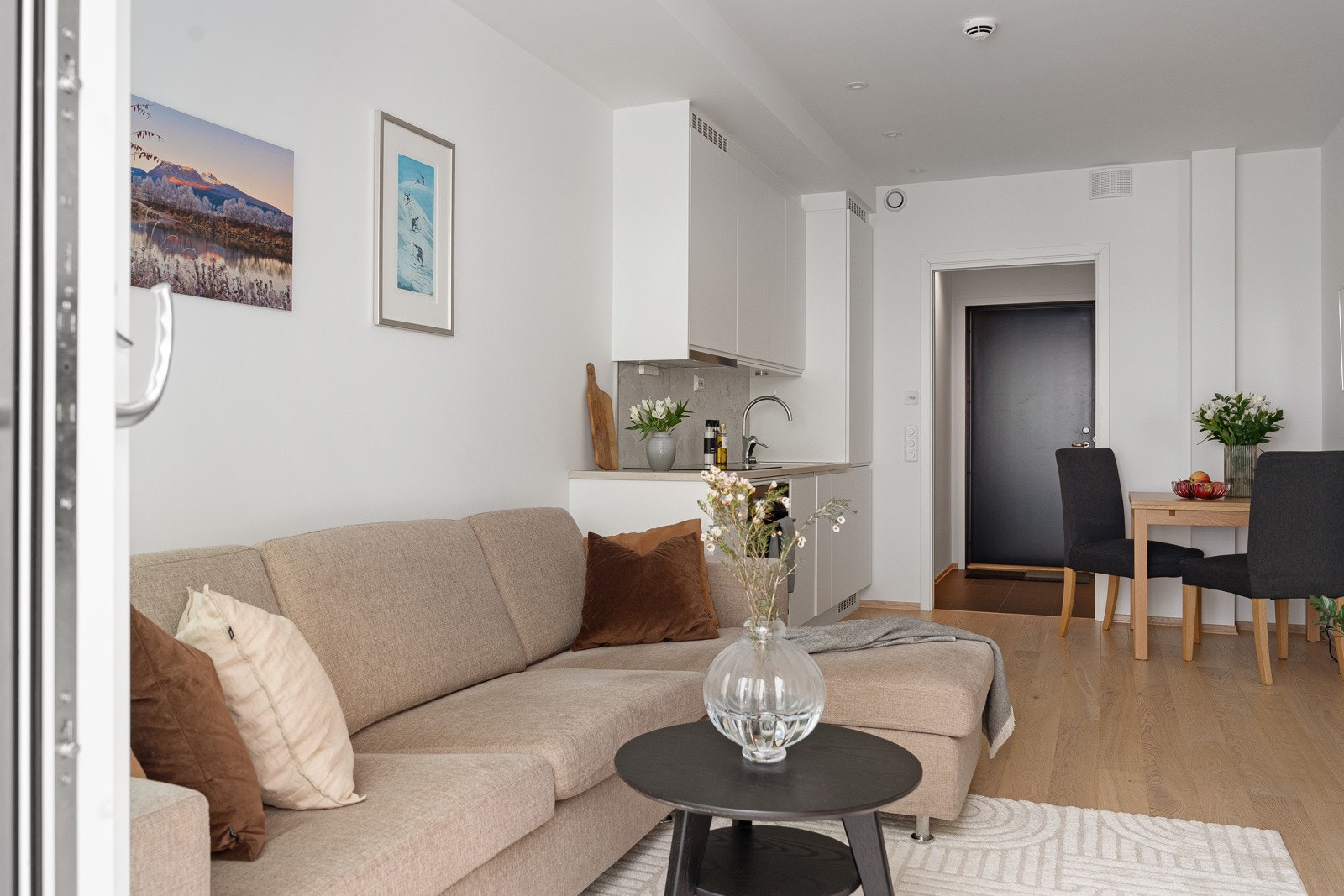 Stuen har naturlige soner for sofagruppe og spisebord. Galleribilde