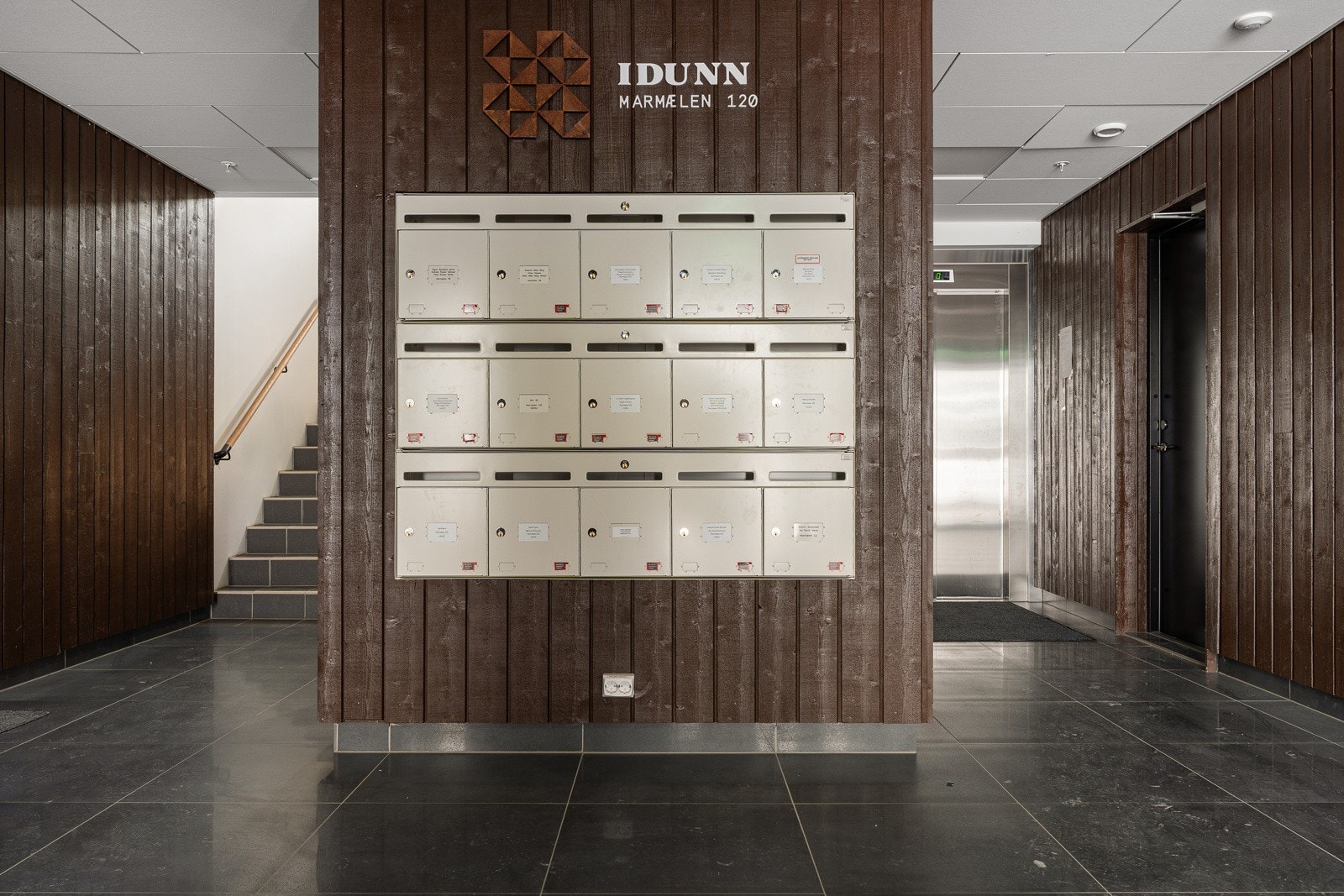 Leiligheten disponerer en sportsbod på samme plan som parkeringsplassen. Flotte flislagte fellesområder med høy kvalitet på materialvalg. Galleribilde