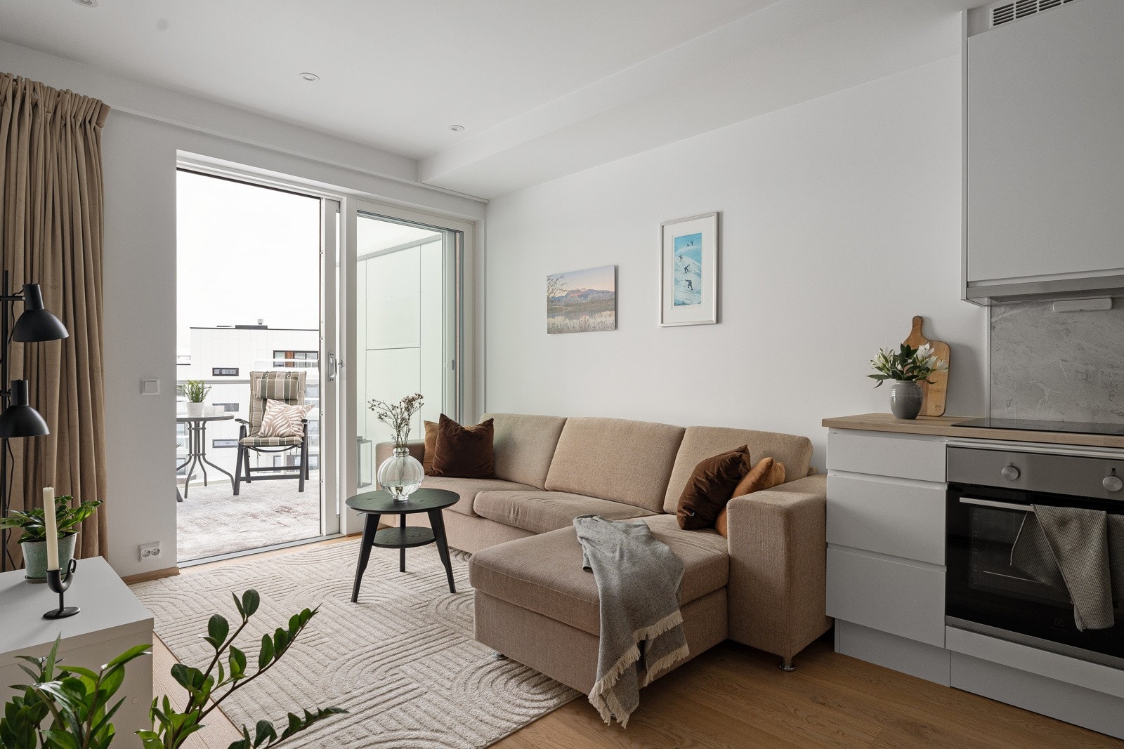 Leiligheten har vannbåren gulvvarme i stue/kjøkkengulv. Oppvarming og varmtvann er inkludert i felleskostnadene (a-konto). Galleribilde