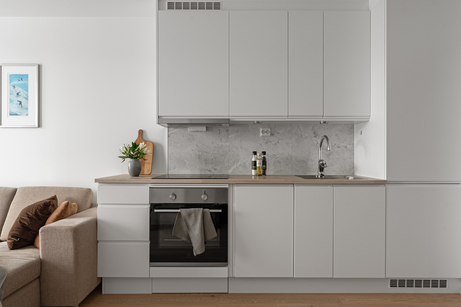 Kjøkkenet er fra den lokale kvalitetsleverandøren Nova, og framstår moderne. Integrerte hvitevarer som stekeovn, platetopp, oppvaskmaskin, samt kombiskap med kjøl og frys. Galleribilde