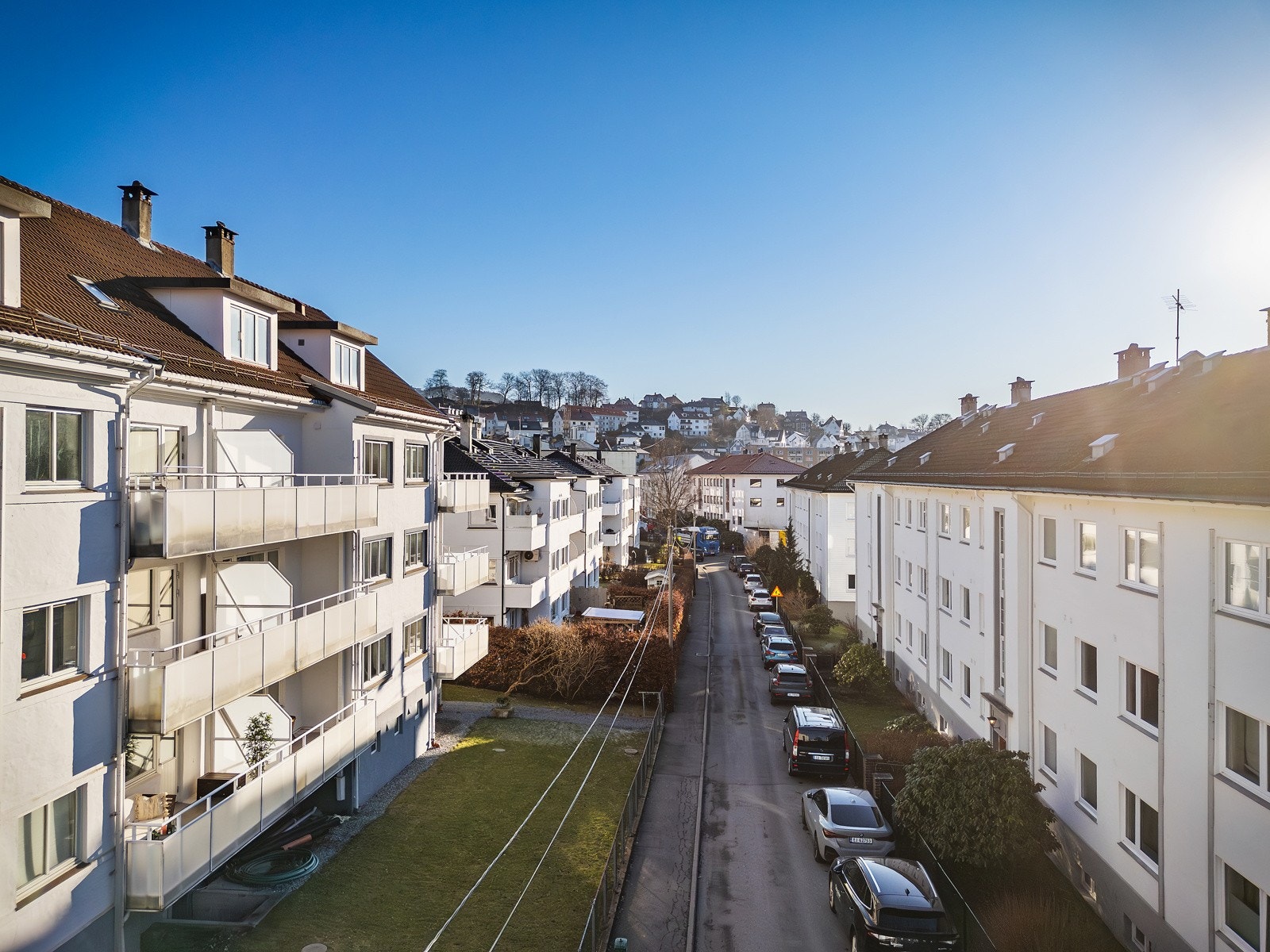 - Parkering kan leies av borettslaget, dette vurderes ut i fra ledighet og ansiennitet. Ellers er det soneparkering i gaten - Galleribilde
