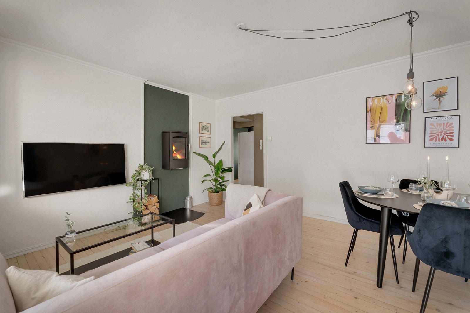 - Lys og trivelig stue med originale tregulv - Galleribilde