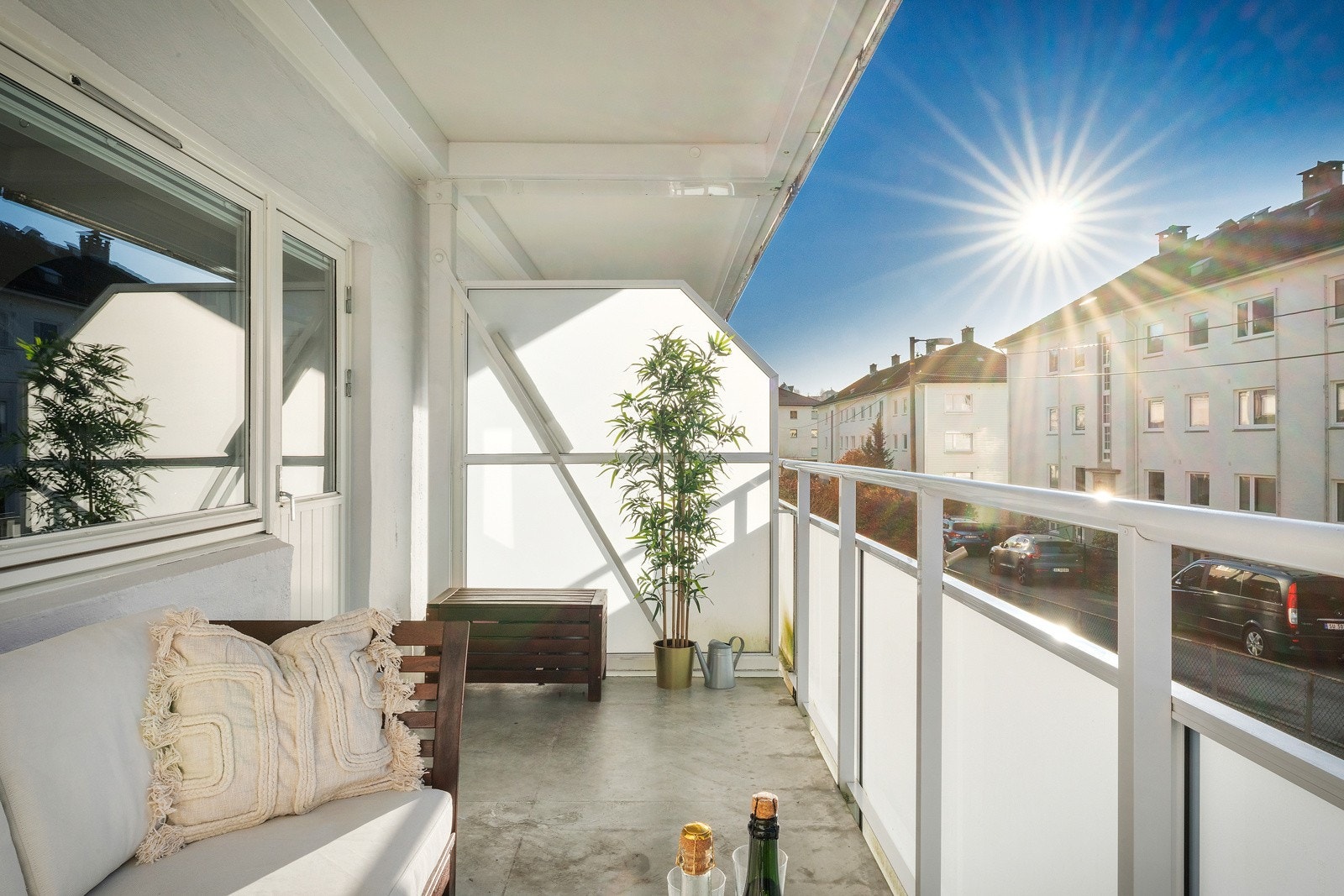 - Fra stuen har du direkte utgang til balkong hvor man kan nyte sol fra ca. kl. 14.30 til ca. 19.30 midtsommers - Galleribilde