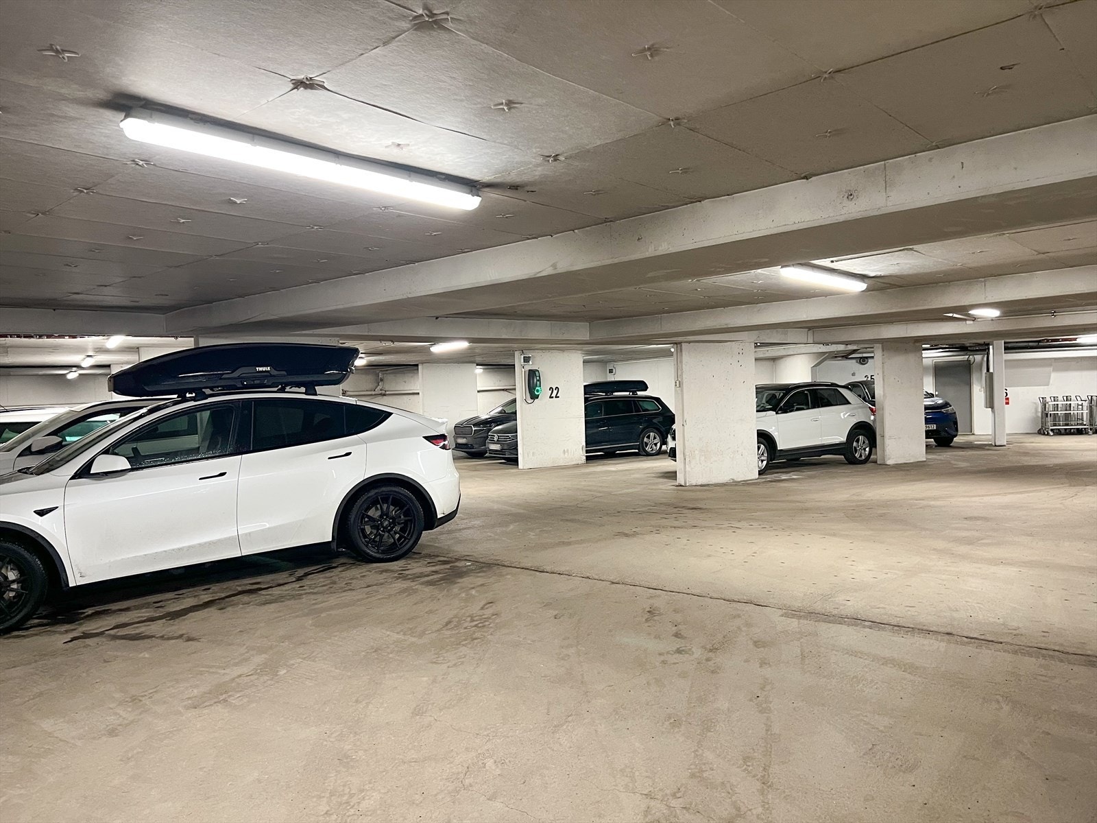 Det er mulighet for garasjeleie til kostpris som er 365,- per mnd. Dette etter tilgjengelighet. I tillegg er det gjesteparkering for beboere i 24t kostnadsfritt, som gjør det enkelt for besøket som kommer langveis fra. Galleribilde