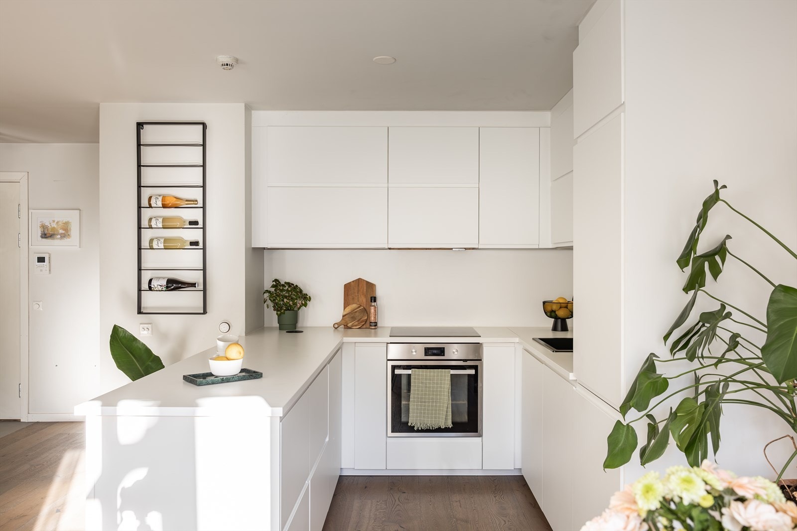 Kjøkkenet er fullt utstyrt med integrert induksjonstopp, innebygd stekeovn, kjøleskap/fryser og oppvaskmaskin. Galleribilde