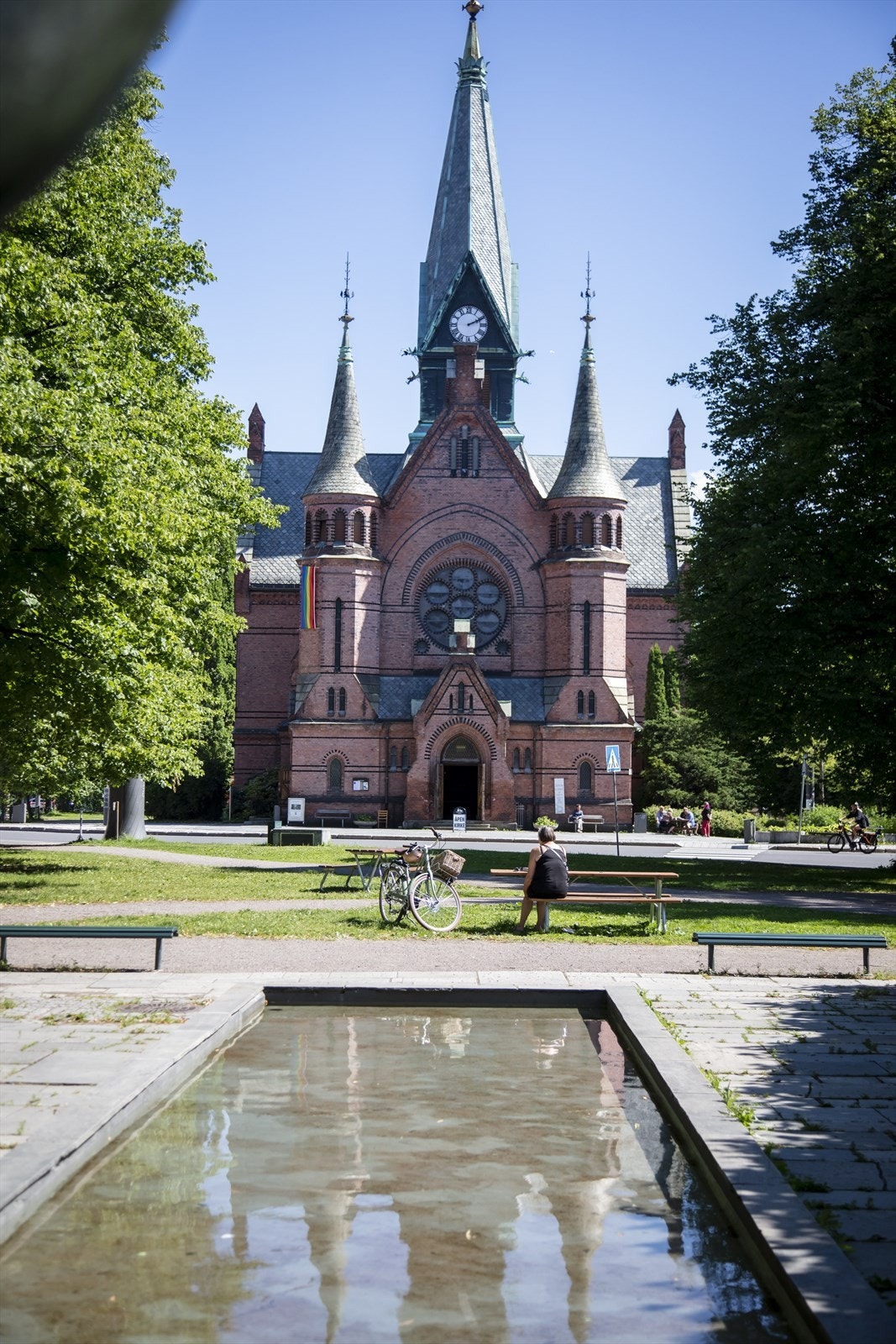 Kort oppsummert et utrolig hyggelig nabolag med kort vei til Sagene kirke og fine parkområder samt kaffebrenneriet og flere andre hyggelige kafeer. Galleribilde