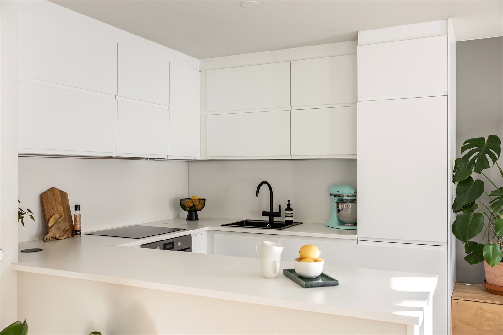 Her får du et praktisk kjøkken med generøse arbeidsflate og god oppbevaringsplass. Det er pop-up socket med stikkontakter og mulighet for smartlading. Galleribilde