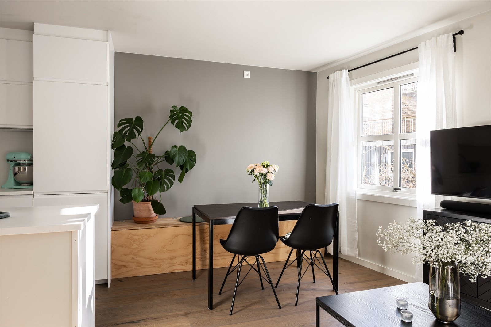 Det er god plass til en hyggelig spisegruppe hvor man kan invitere til hyggelige middagsselskaper. Galleribilde