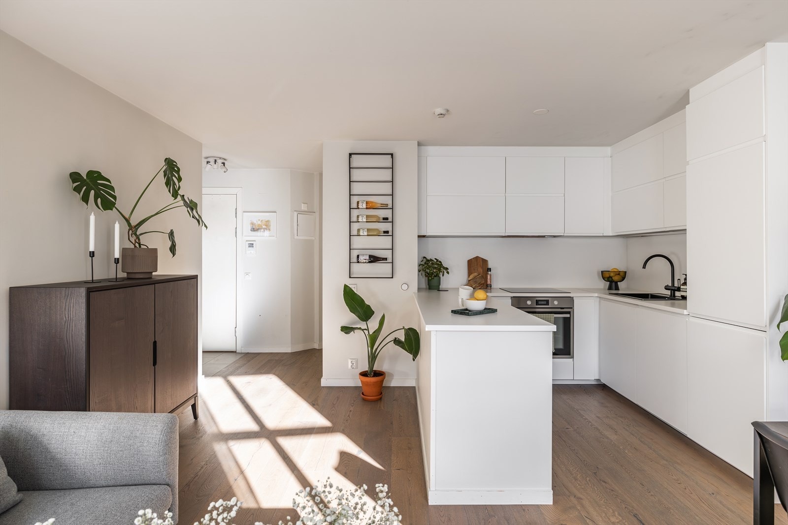 Kjøkkenet er fra 2019 med glatte fronter og integrerte håndtak som gir et stilrent uttrykk. Galleribilde