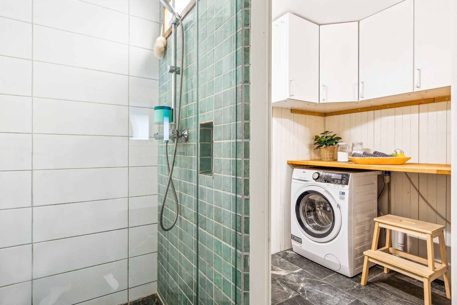 Det separate vaskerommet ligger innenfor badet og har flislagt gulv og malt panel på vegger. Galleribilde